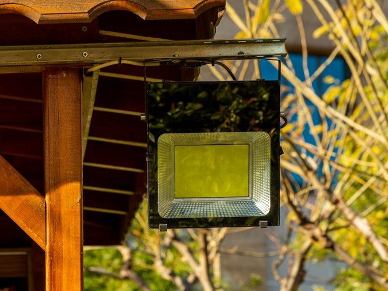 Reflektorji za močnejšo svetlobo v notranjih ter zunanjih prostorih